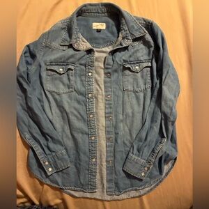 Universal Thread Women’s Light Blue Denim Pearl Snap Button Down Shirt